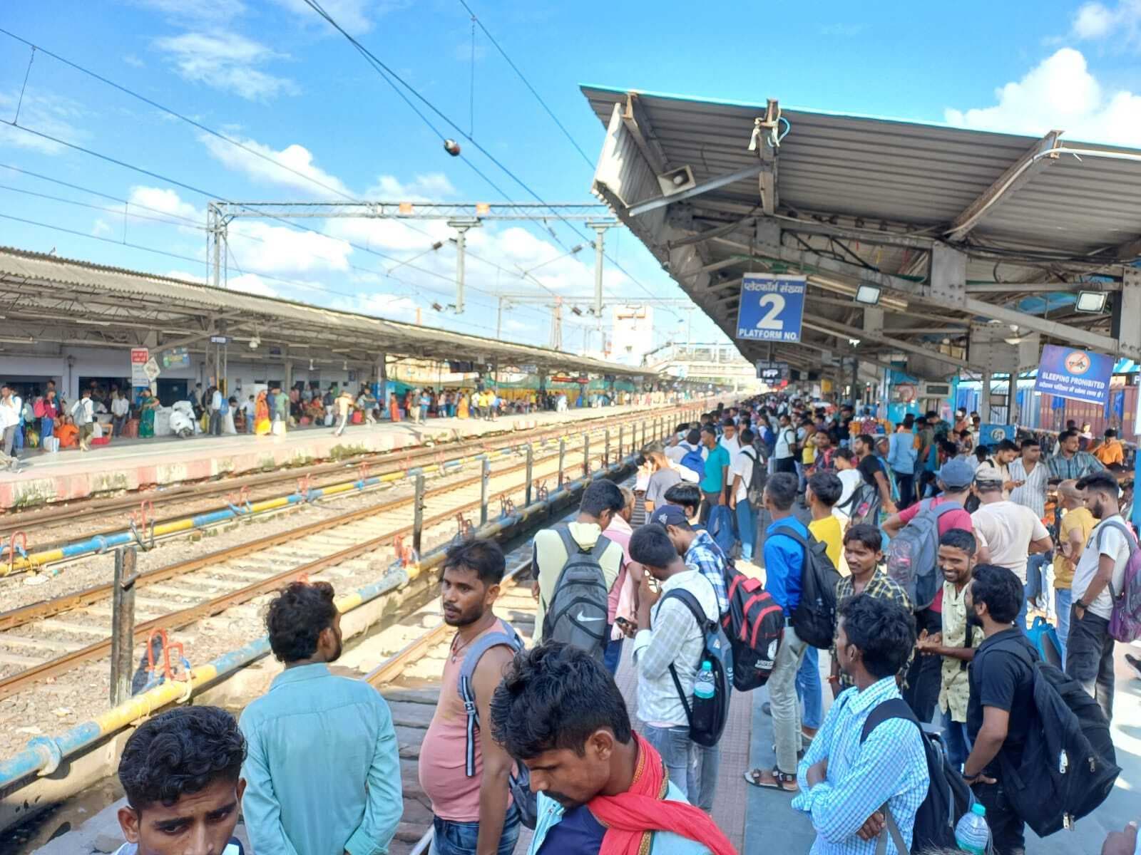 Muzaffarpur News : परीक्षा स्पेशल ट्रेन में खिड़की से जाने के लिए मची आपाधापी