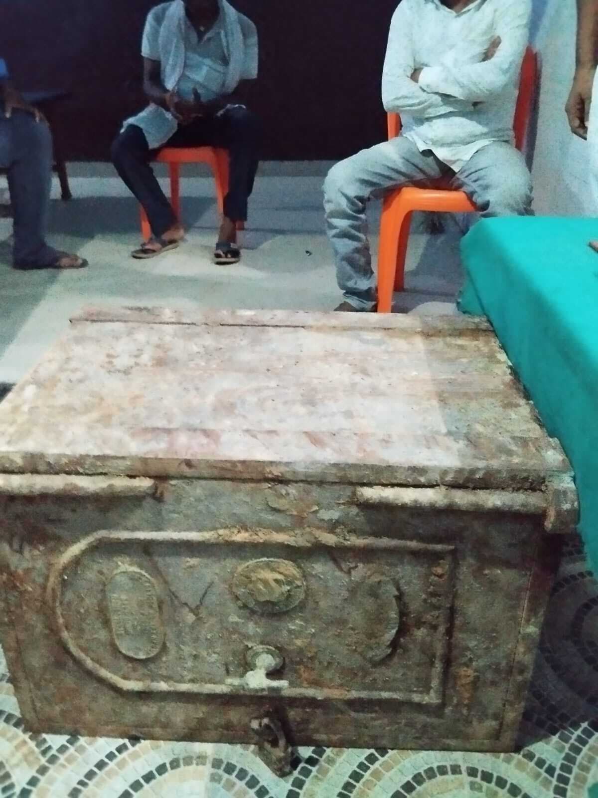 जमीन की खुदाई में मिला तिजोरी, मौर्य कालीन होने की आशंका