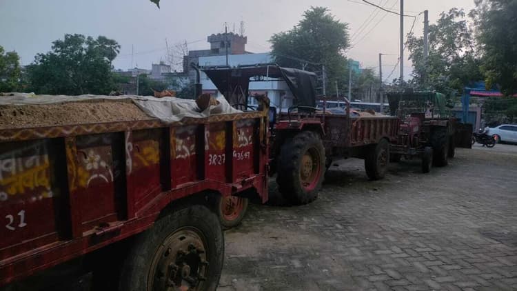 अवैध बालू लदे तीन ट्रैक्टर व डाला जब्त