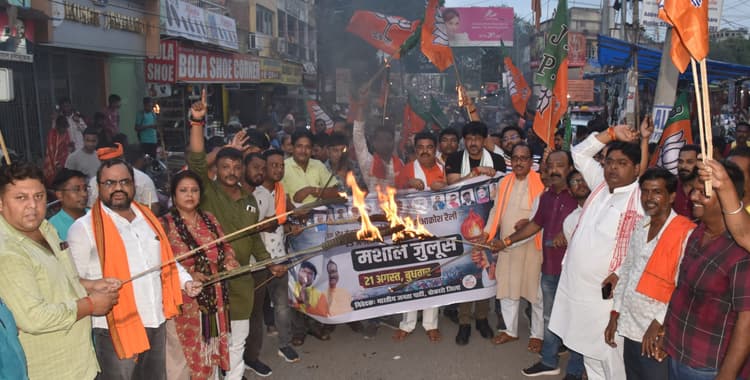 भारतीय जनता युवा मोर्चा ने चास में निकाला मशाल जुलूस, युवा आक्रोश रैली को सफल बनाने की अपील