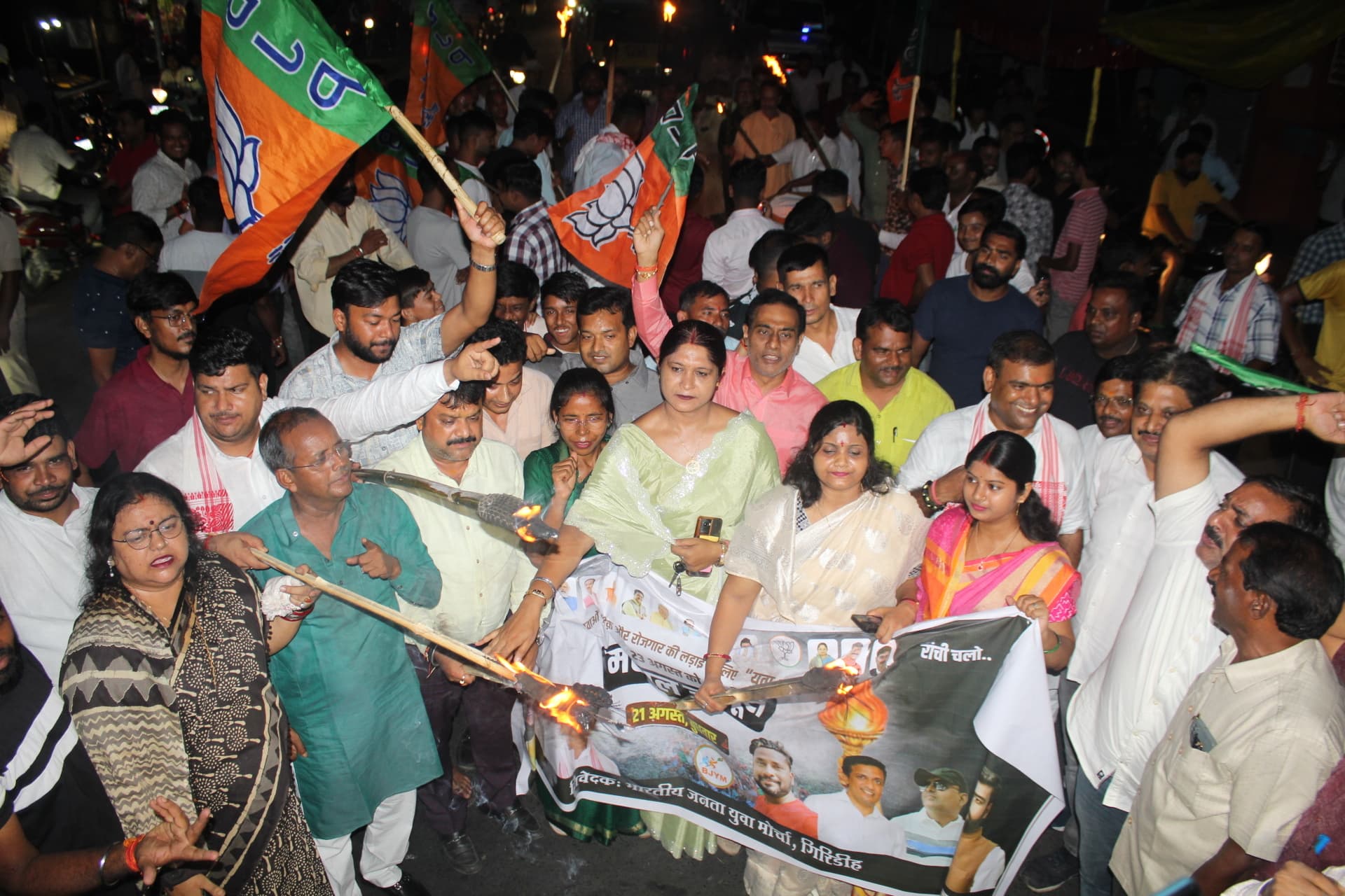 भाजपाइयों ने निकाला मशाल जुलूस, कल रांची में करेंगे आक्रोश रैली