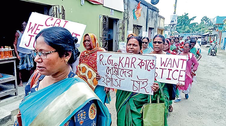 रानीगंज : आरजी कर की घटना के प्रतिवाद में महिलाओं ने निकाली रैली