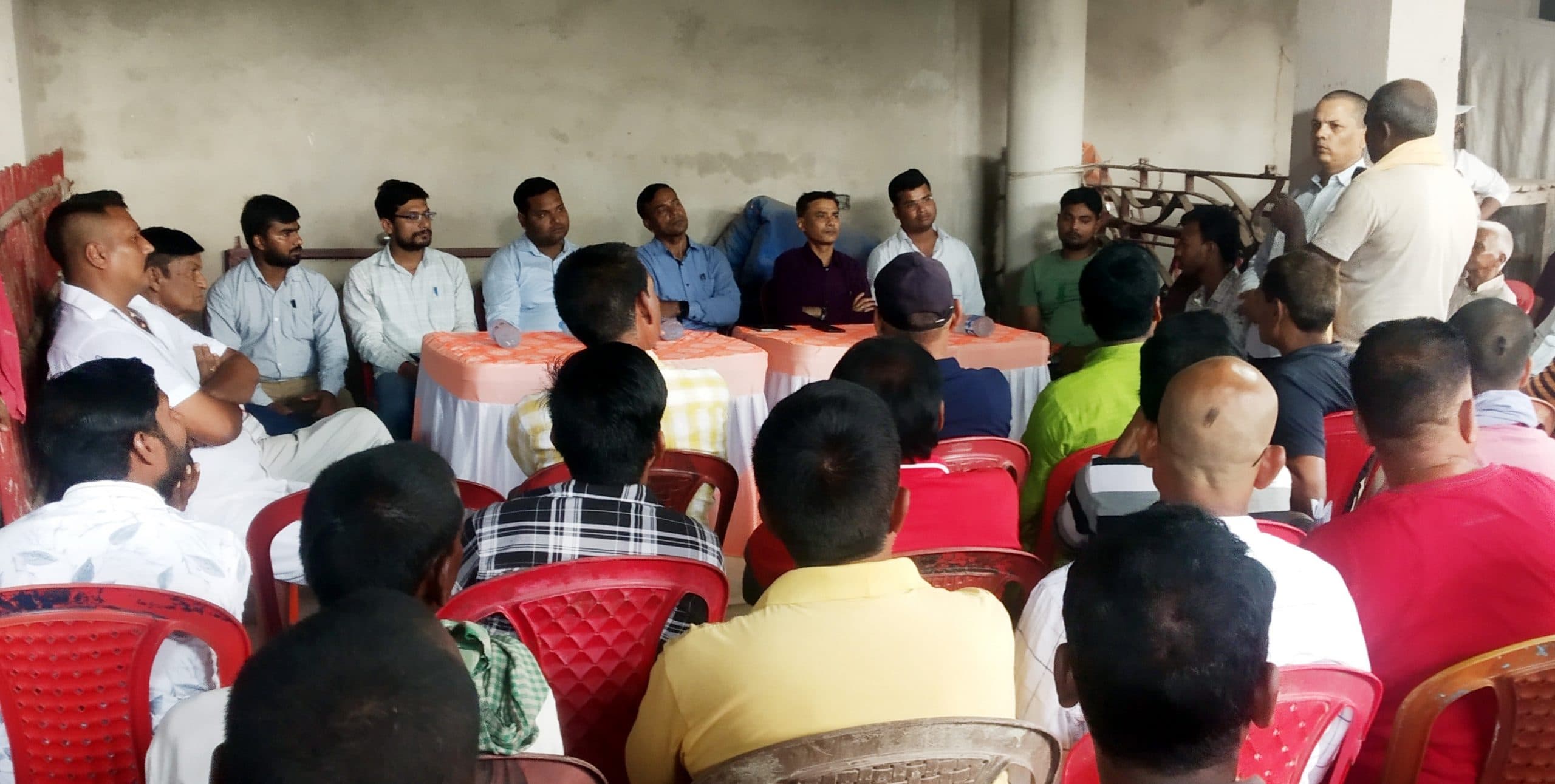 बिजली को लेकर जनआंदोलन के जनसंवाद में आये अफसर, मांगी छह माह की मोहलत