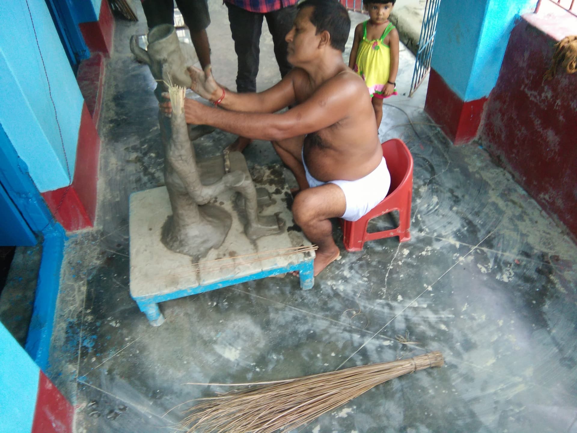 जन्माष्टमी को लेकर विभिन्न ठाकुरबाड़ी में तैयारी पूरी, युद्ध स्तर पर किया जा रहा प्रतिमाओं का निर्माण