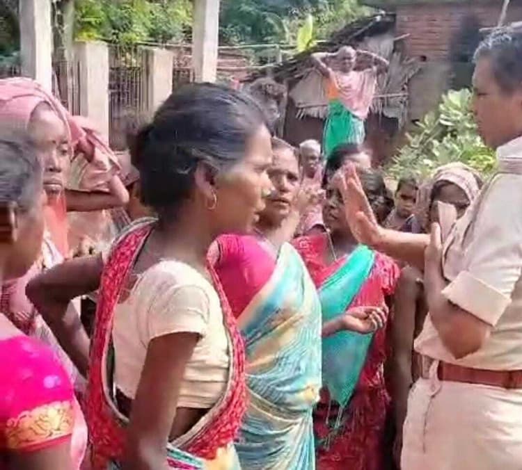 फरार आरोपी के घर इश्तिहार चिपकाने के लिए गयी पुलिस से उलझे ग्रामीण