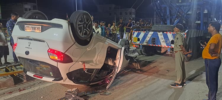 तेज रफ्तार कार अनियंत्रित होकर एनएच 327 पर पलटी, चालक गंभीर रूप से घायल