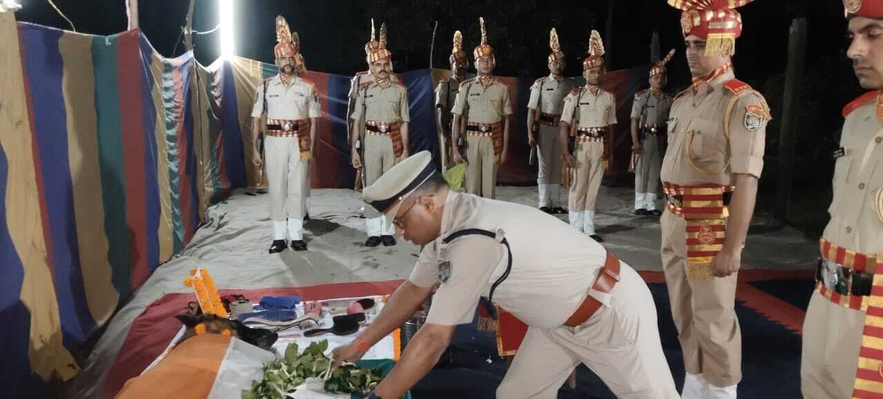 आंखें नम कर गया देश का वीर रक्षक जिगर: तिरंगे में लिपटे एसएसबी के श्वान को मिली गर्व भरी अंतिम विदाई