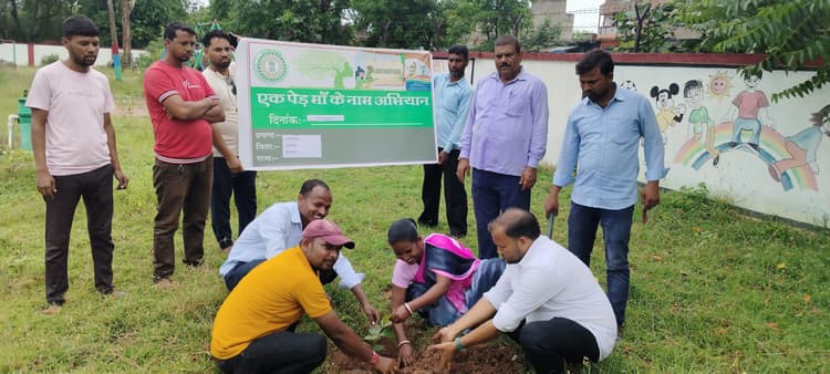 प्रमुख ने एक पेड़ मां के नाम के तहत किया पौधरोपण
