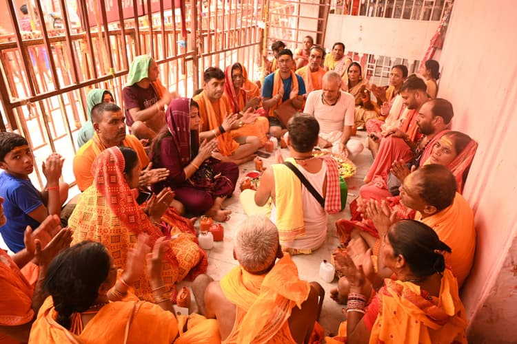 60 हजार भक्तों ने की स्पर्श पूजा