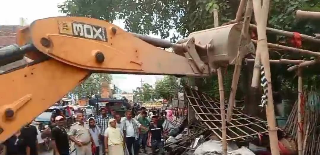 Darbhanga News : शास्त्री चौक-महावीर मंदिर मार्ग से हटाये गये दो दर्जन से अधिक अतिक्रमणकारी