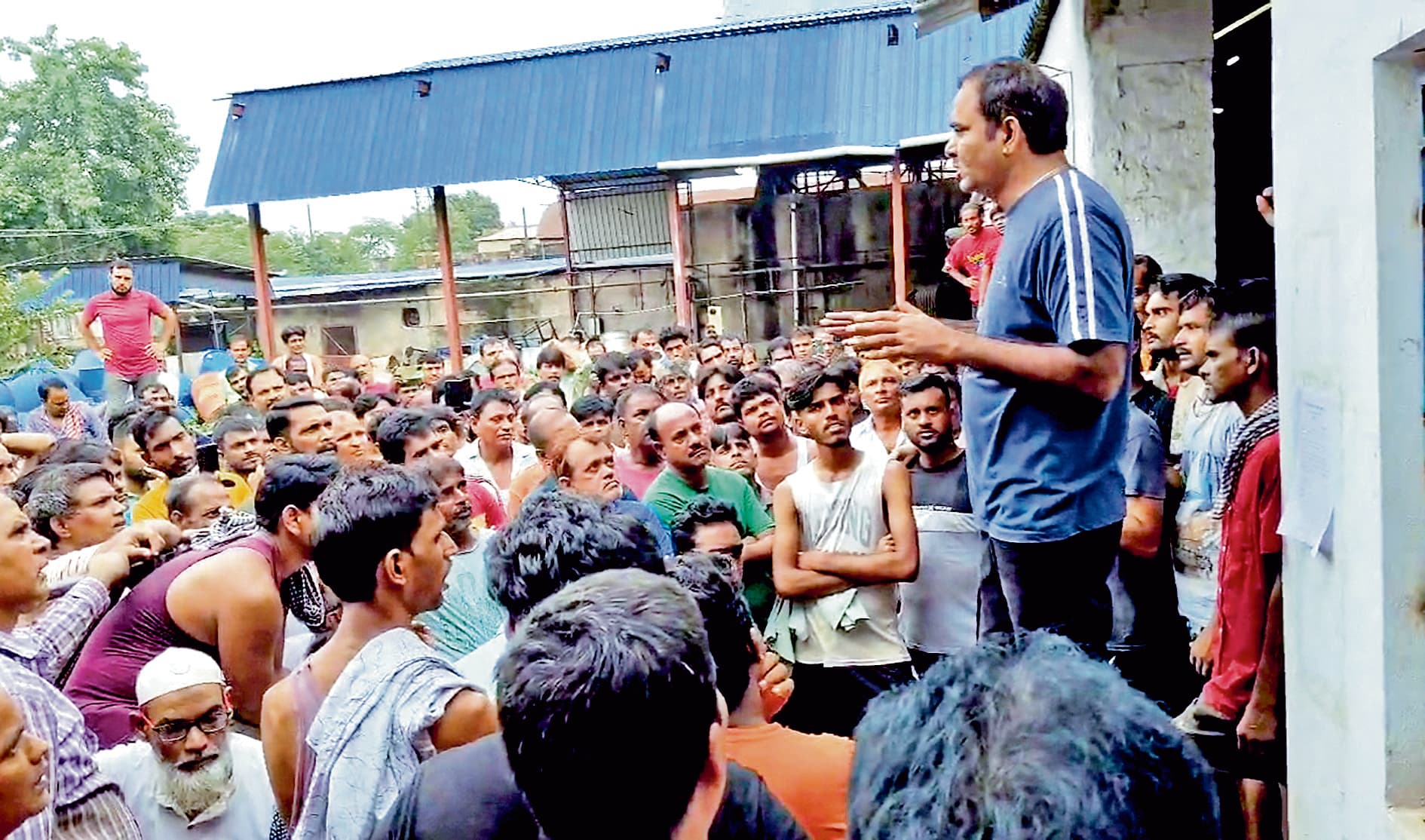 15 दिन के काम का भुगतान नहीं होने पर फूटा आगरपाड़ा जूट मिल श्रमिकों का आक्रोश