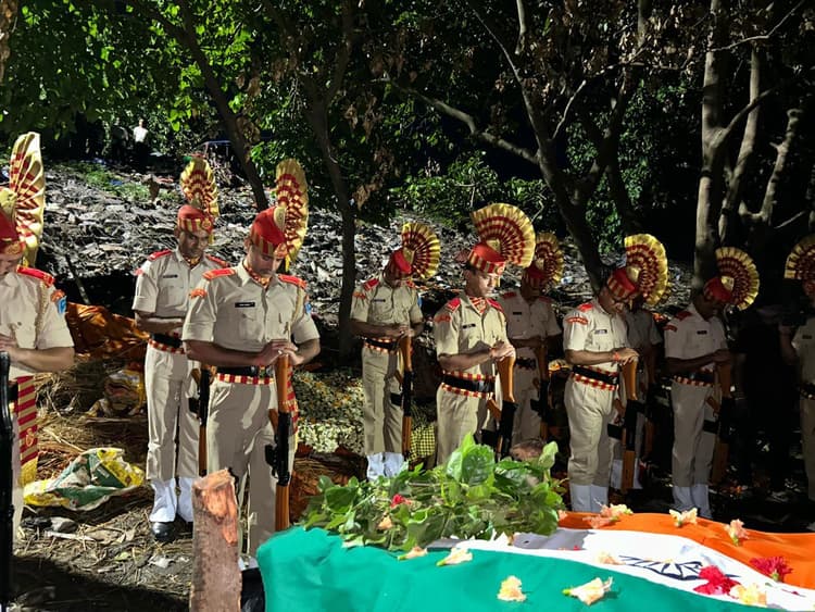 एक साथ उठी पति-पत्नी की अर्थी, मातम में शीतलपुर गांव