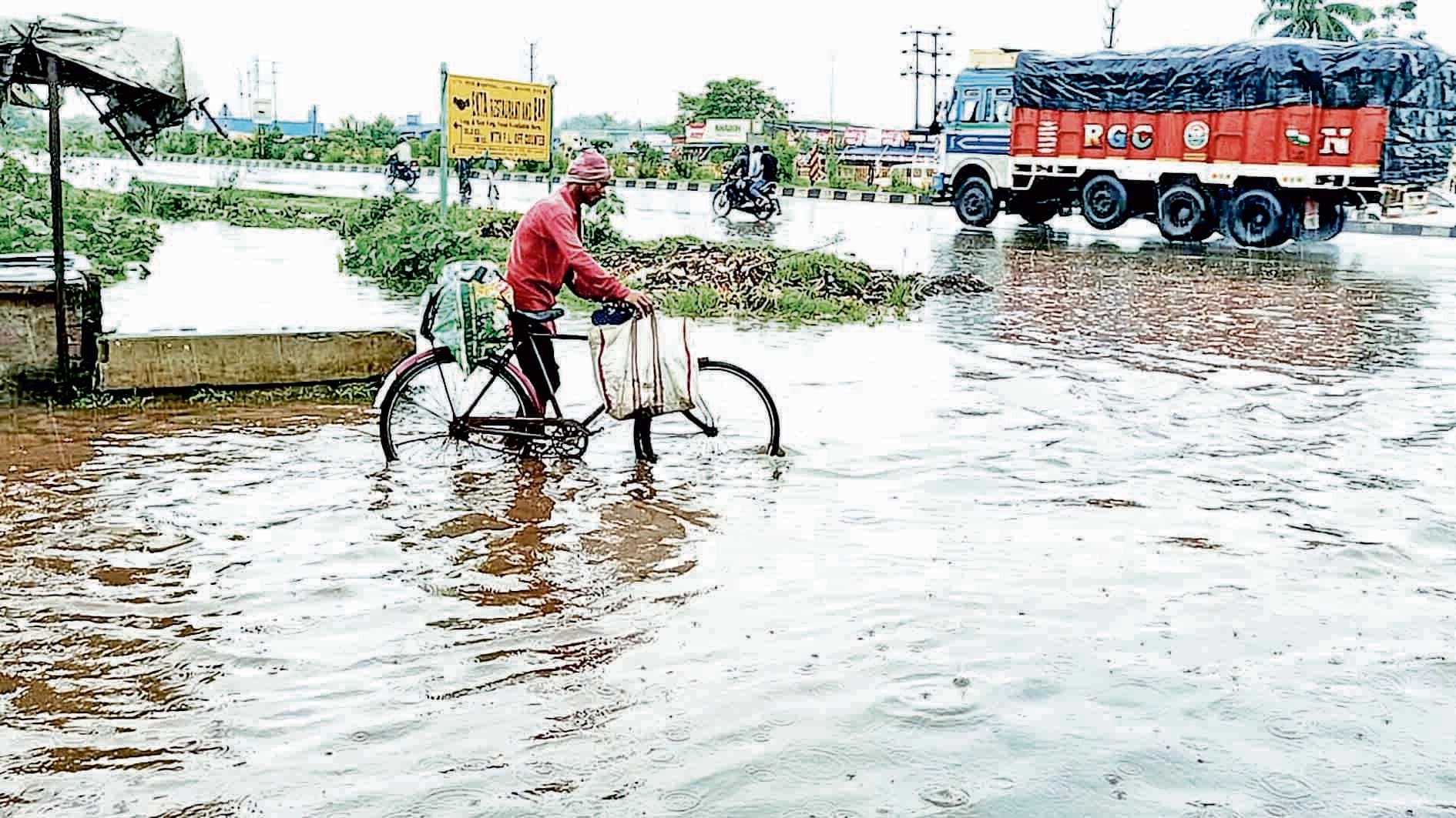 लगातार बारिश से श्रीपुर नेशनल हाईवे 19 हुआ जलमग्न, लोगों को परेशानी