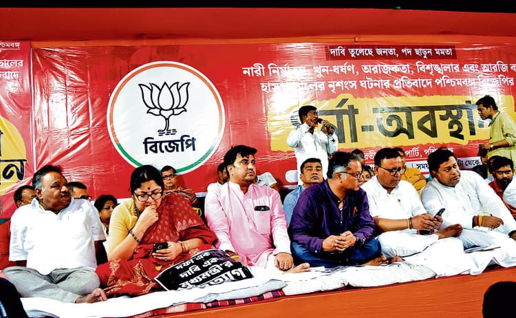 श्यामबाजार मेट्रो स्टेशन के पास भाजपा का पांच दिवसीय धरना-प्रदर्शन जारी