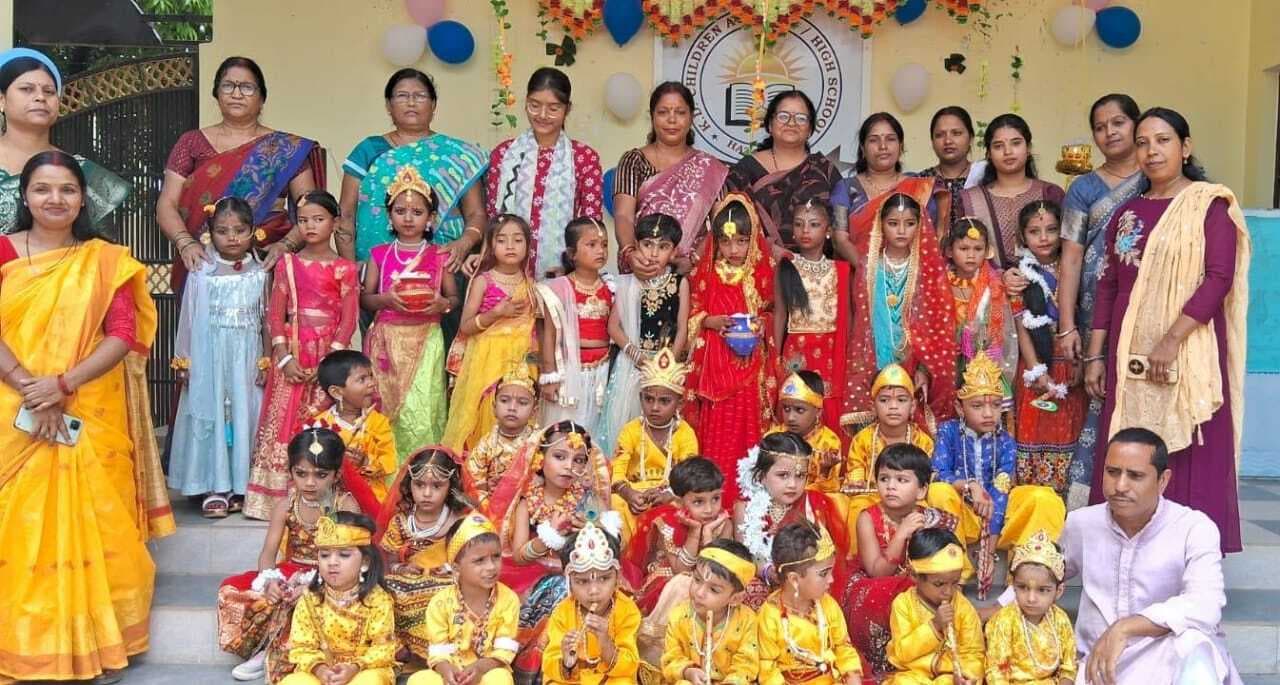 श्रीकृष्ण और राधा के वेश में बच्चों ने मन मोहा