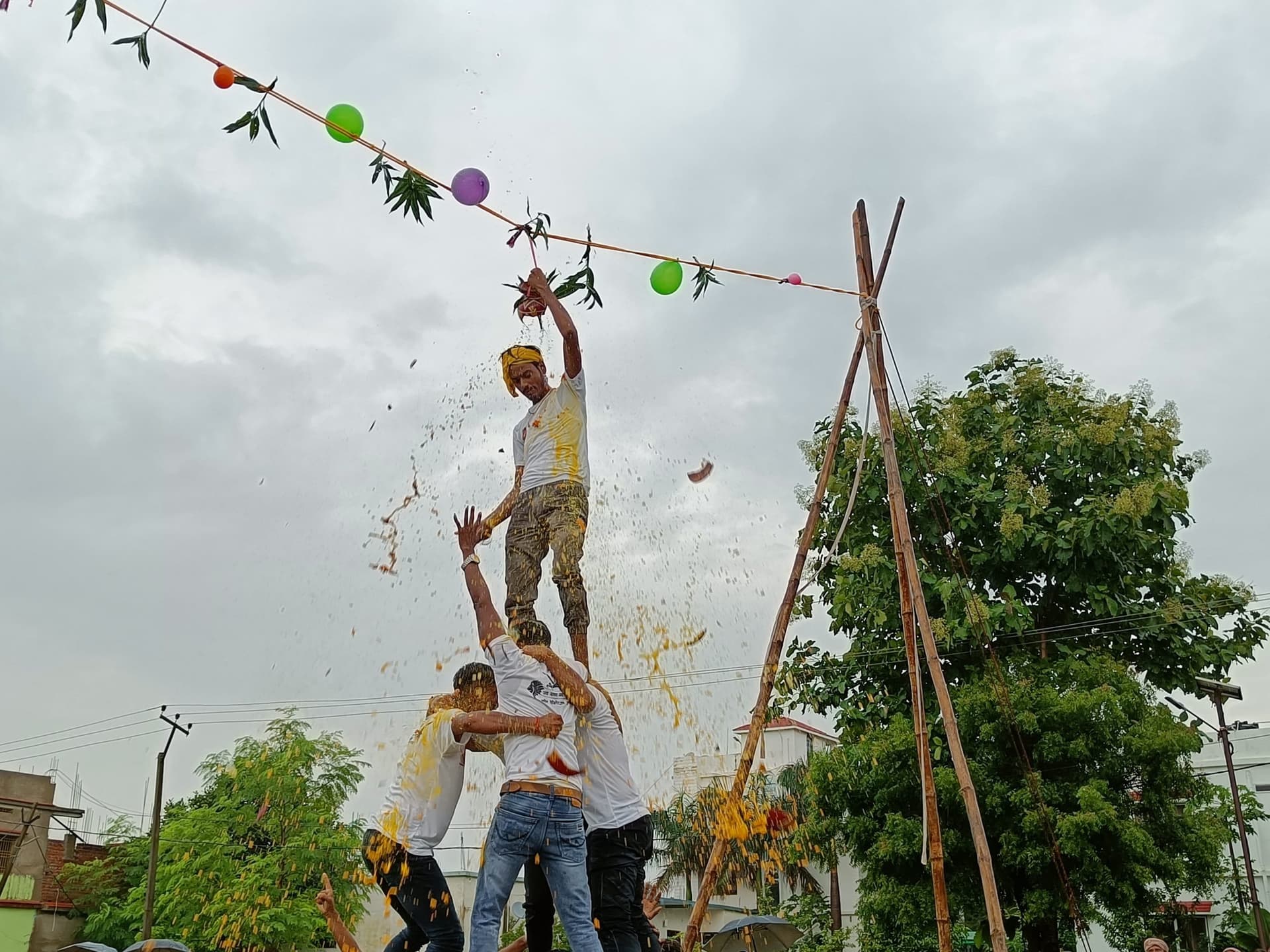 मटका फोड़ प्रतियोगिता में गोविंद टीम विजेता
