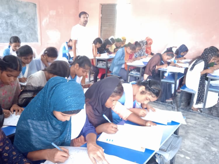उत्क्रमित उच्च विद्यालय बैरिया में चल रही मासिक परीक्षा