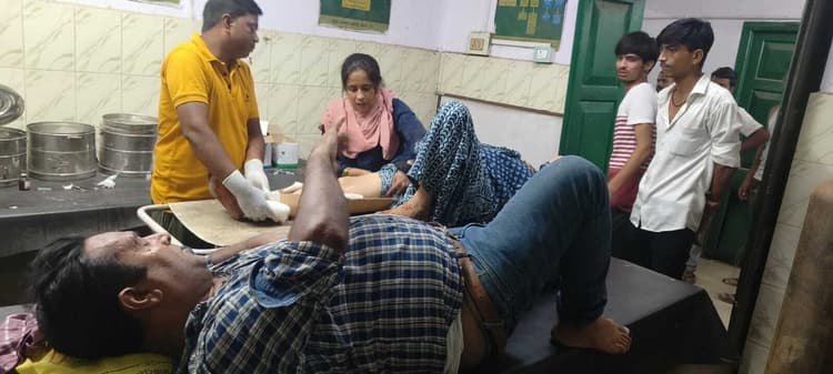 ट्रक व स्कॉर्पियो में टक्कर, पांच जख्मी, दो रेफर