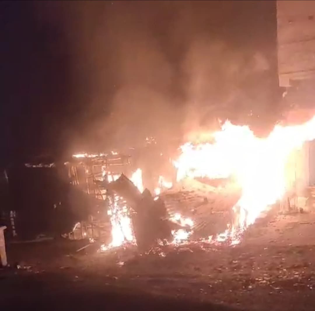 असामाजिक तत्वों ने चाय दुकान में लगायी आग, 50 हजार की क्षति