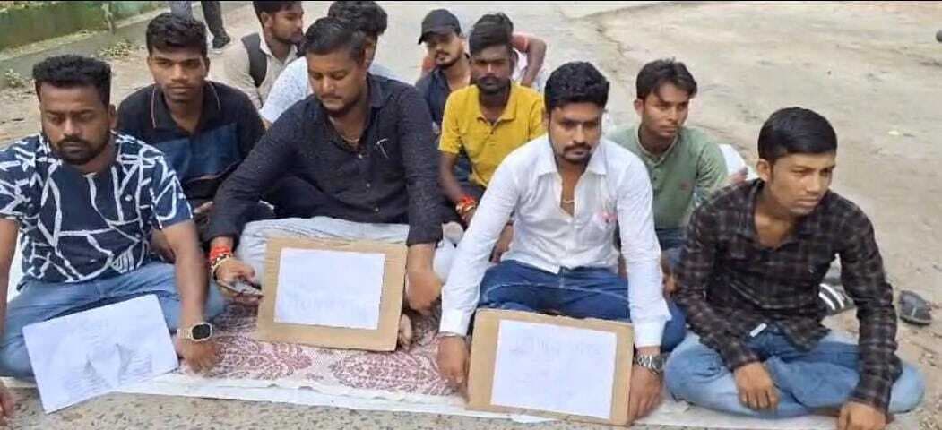 एनएसयूवाई के कार्यकर्ताओं ने वीसी का फूंका पुतला