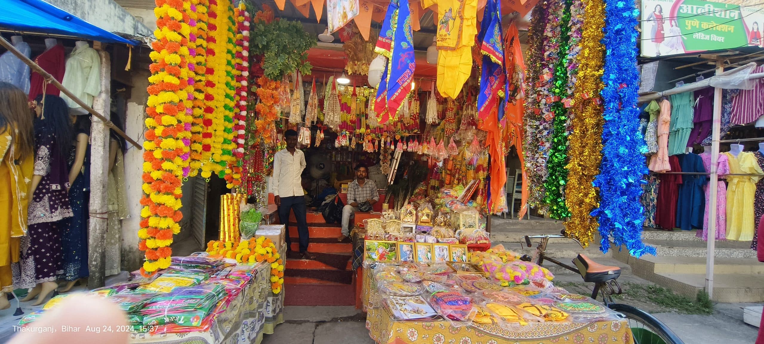 जन्माष्टमी की तैयारी जोरों पर, मंदिरों की साज सज्जा जारी