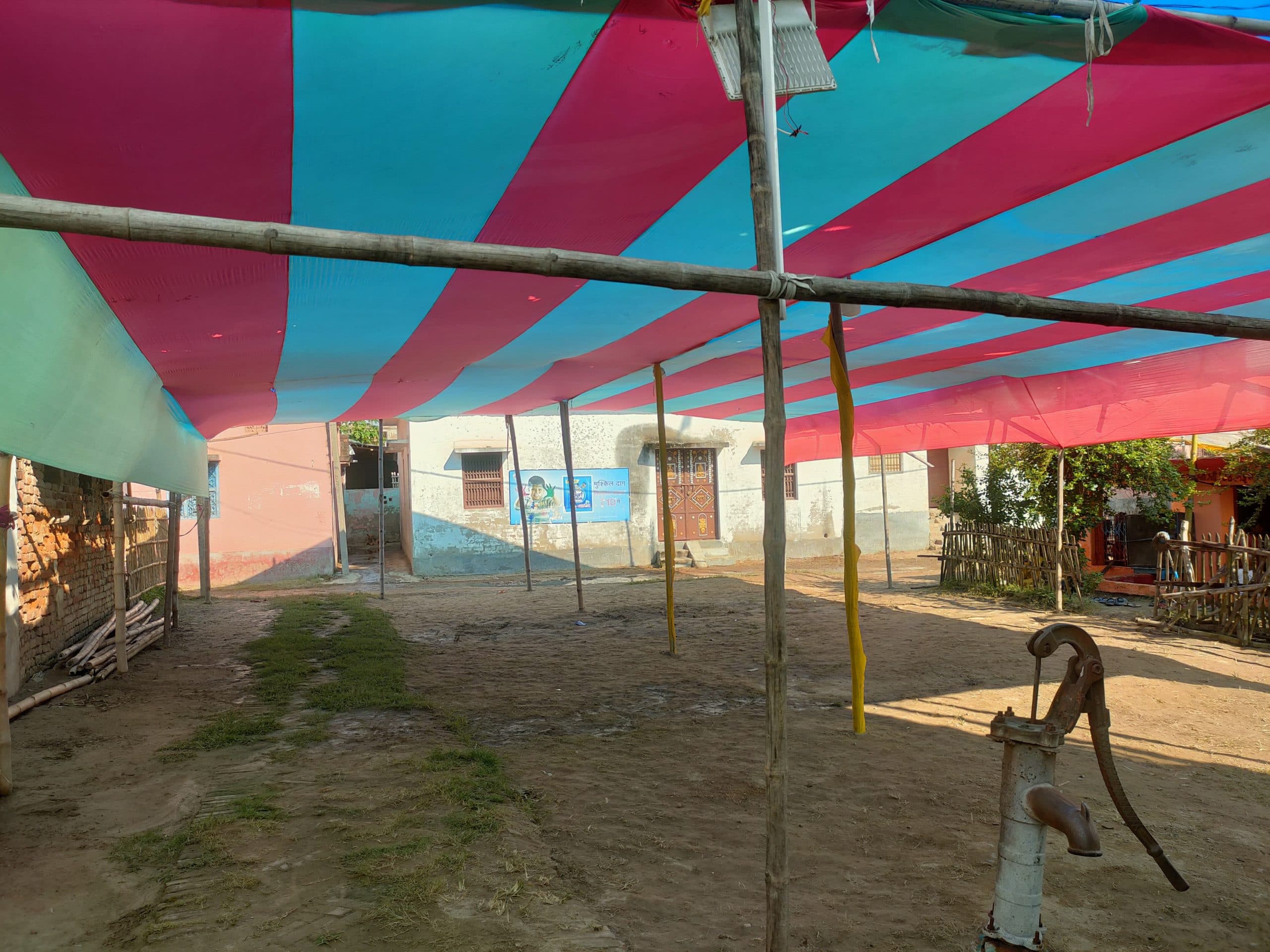 सुगमा में वृंदावन की रंग-बिरंगी पोशाक से सजेंगे राधा-कृष्ण