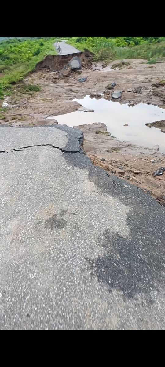 पानी के तेज बहाव से खोरिया गांव की सड़क क्षतिग्रस्त