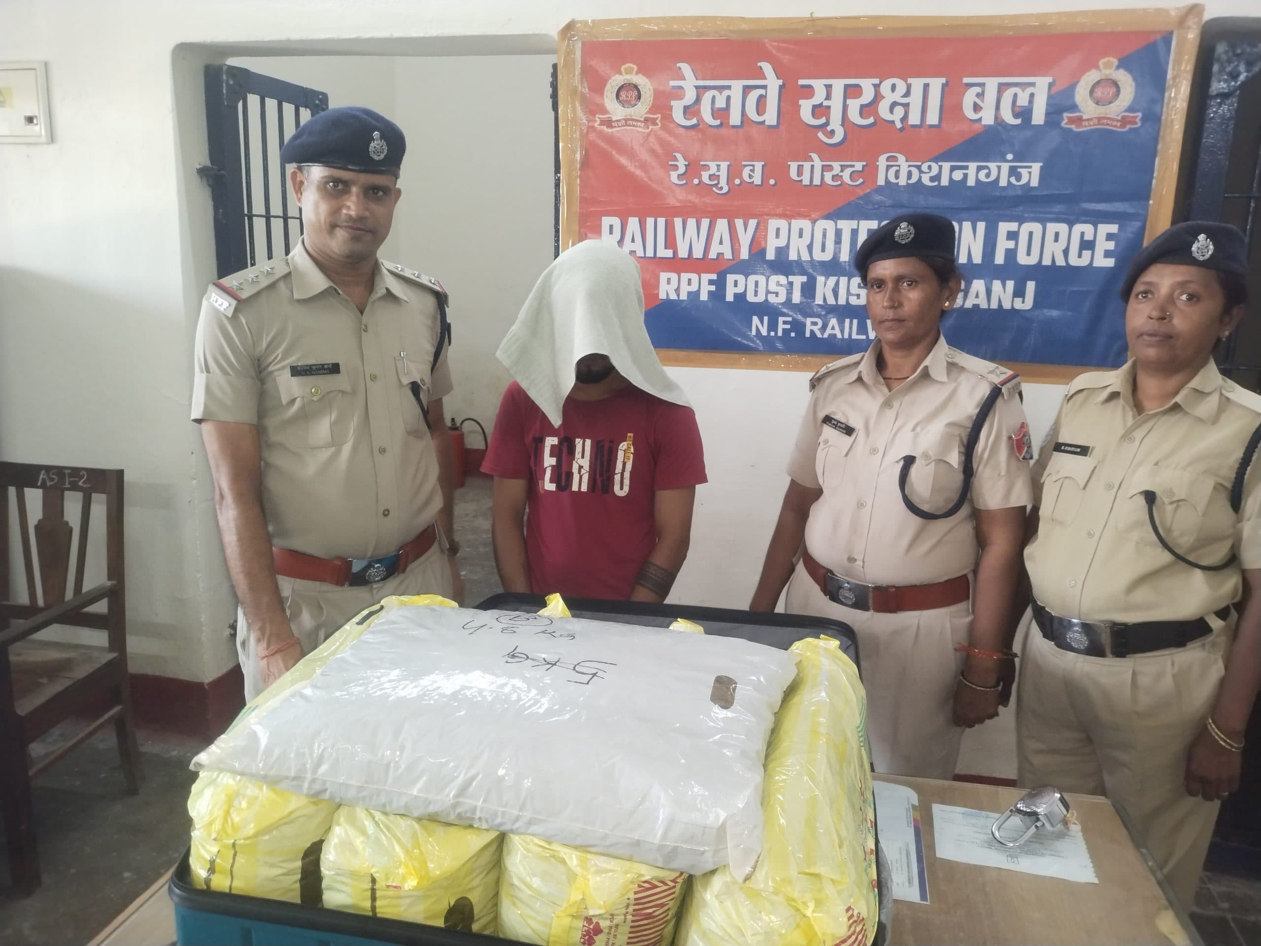 स्पेशल ट्रेन की एसी बोगी से 23 किलो 900 ग्राम गांजा बरामद, एक तस्कर गिरफ्तार