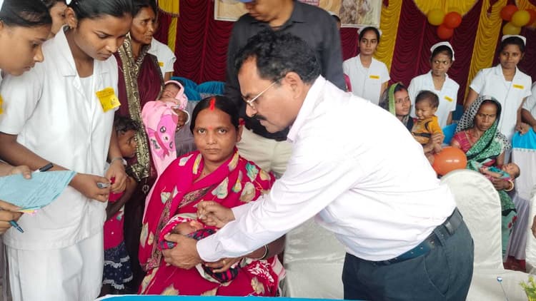गिरिडीह जिले में 2535 बूथों पर 4,11,392 बच्चों को पिलायी गयी पोलियो की खुराक