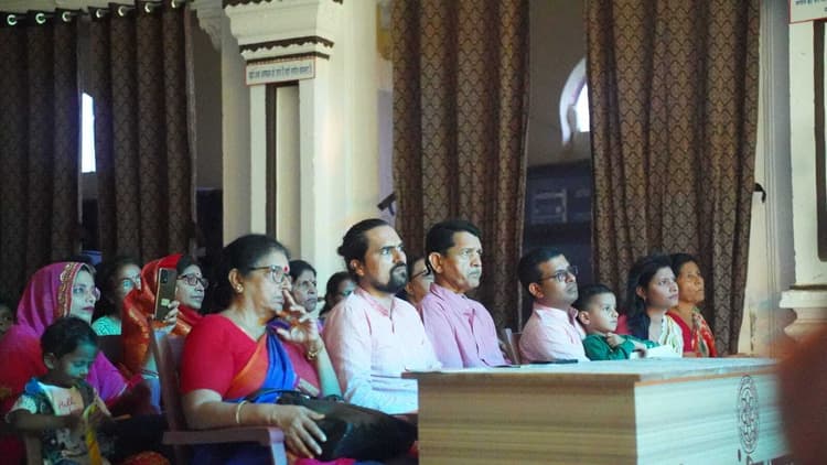 मंच पर जीवंत हुई पति-पत्नी के आपसी विवाद के बीच पिसते राजू की कहानी