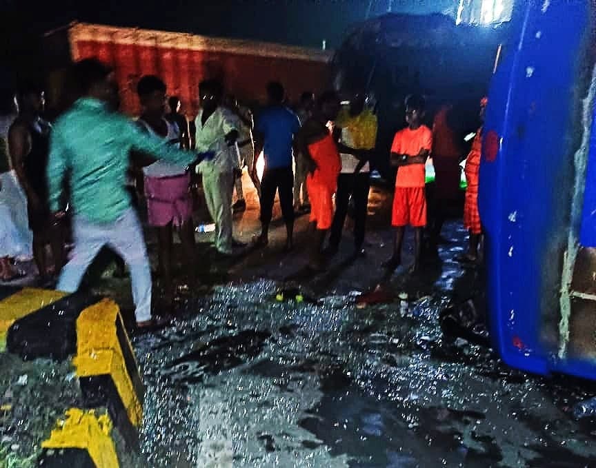 नेपाल से देवघर जा रही बस दुर्घटनाग्रस्त, 40 श्रद्धालु घायल