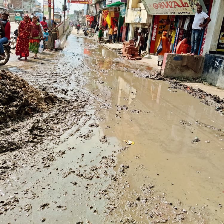 थावे ओवरब्रिज के नीचे दोनों ओर की सड़कों पर बारिश के पानी से हुआ जलजमाव, व्यवसायियों में आक्रोश