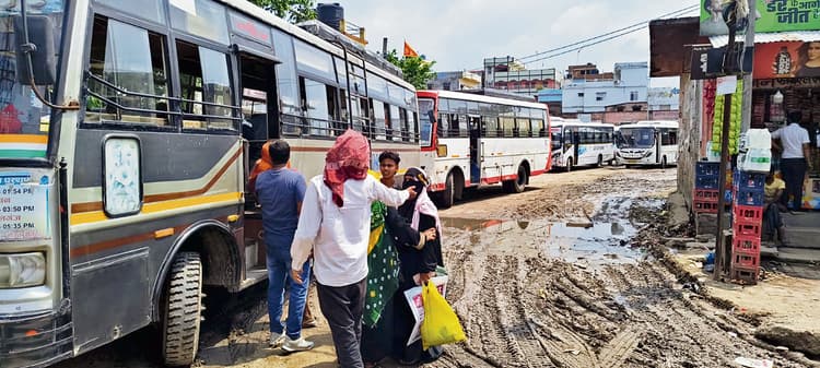 राजेंद्र बस स्टैंड में गंदगी और कीचड़ से यात्री हो रहे परेशान