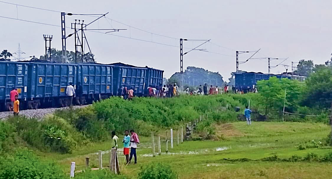 बाढ़ जा रही मालगाड़ी गया की रसलपुर गुमटी के पास दुर्घटनाग्रस्त