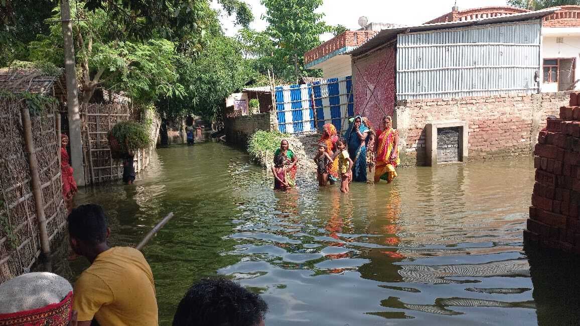 बाढ़ के पानी से घिरा गांव, ऊपर से तेज धूप, दर्द का विकल्प नहीं