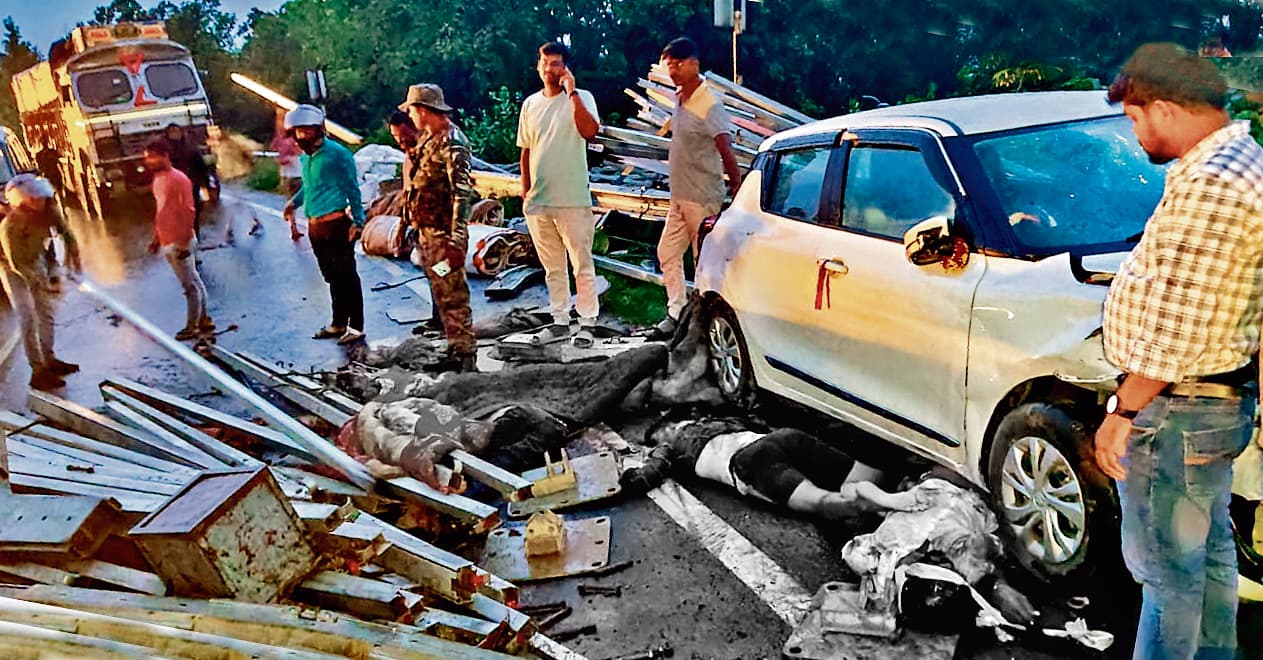 Hazaribagh Accident News : टेंट का सामान ले जा रहा ट्रक पलटा, पांच लोगों की मौत, पांच गंभीर