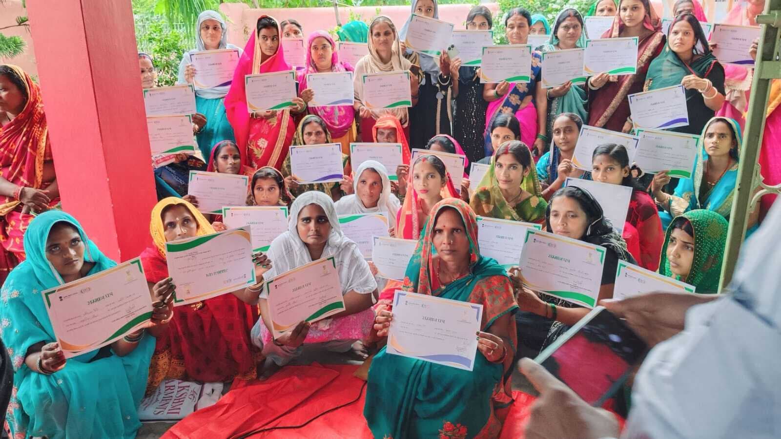 अब लखपति बनकर अपने परिवार को तरक्की की राह पर अग्रसर कर रही हैं दीदियां