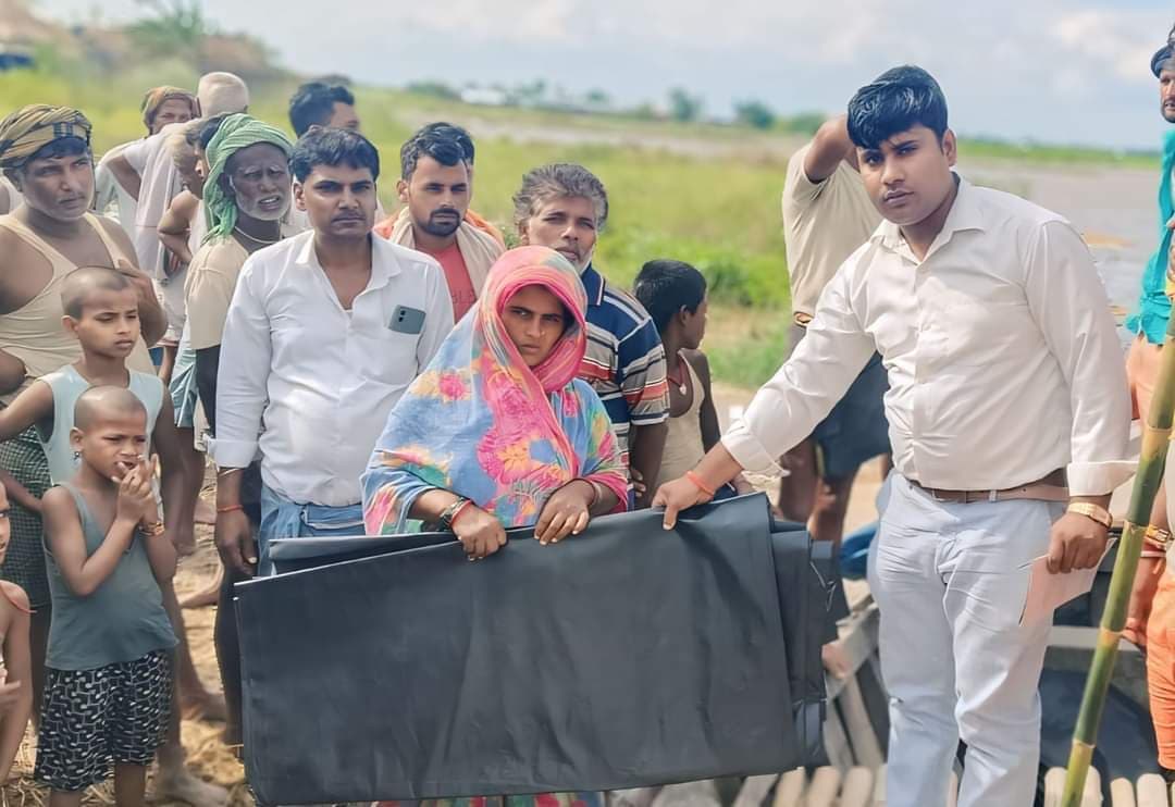 कटाव पीड़ितों के बीच सामान ढोने के लिए निशुल्क नाव परिचालन शुरू