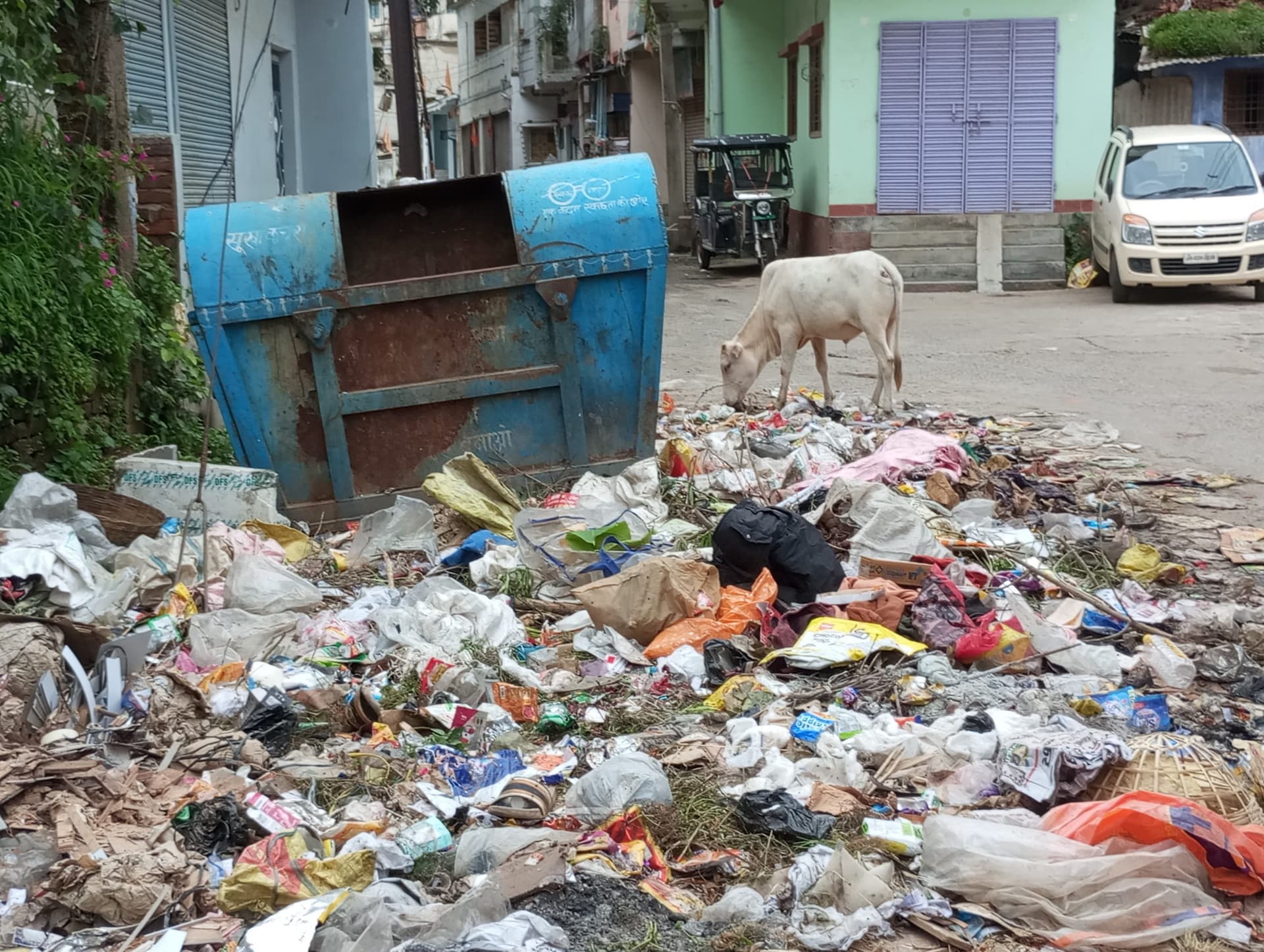 निगम कर्मी की हड़ताल पर शहर में कचरों का ढेर