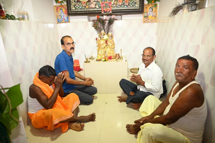 कुष्ठाश्रम में मनायी गयी श्रीकृष्ण जन्माष्टमी