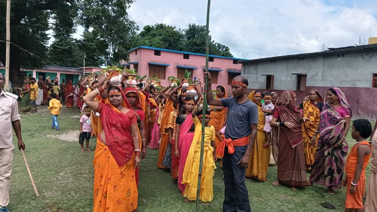 श्री कृष्ण जन्माष्टमी पर निकाली कलश यात्रा