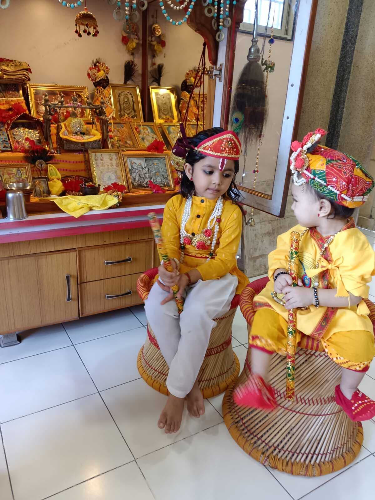 मां यशोदा का चांद हैं वो मूरलीधर, साथ भक्तों का न वो छोड़े पलभर...