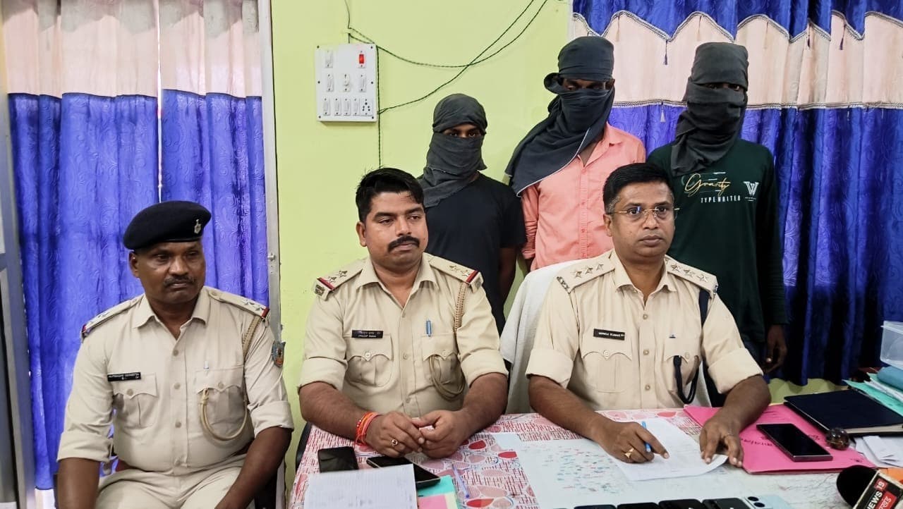 अंतरराज्यीय बाइक चोर गिरोह के तीन सदस्य गिरफ्तार, चार बाइक बरामद, नाला पुलिस ने घोड़मारा गांव के रहने वाले शेख इरफान के घर में की छापेमारी