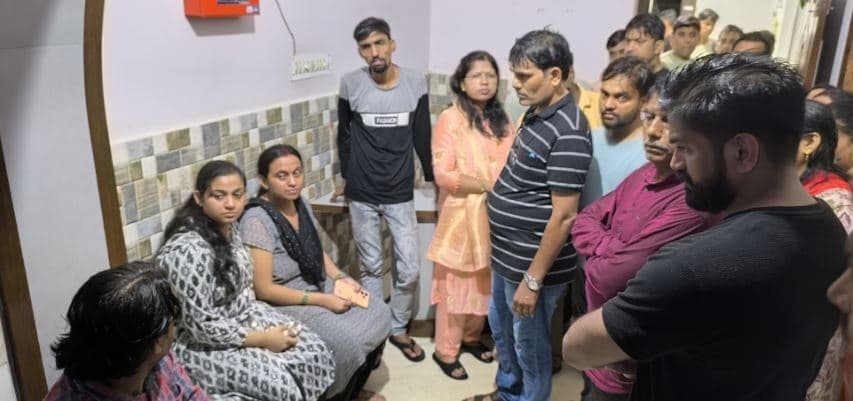 महिला की मौत के बाद परिजनों ने मनीष नर्सिंग होम में की तोड़फोड़, चिकित्सकों को पीटा