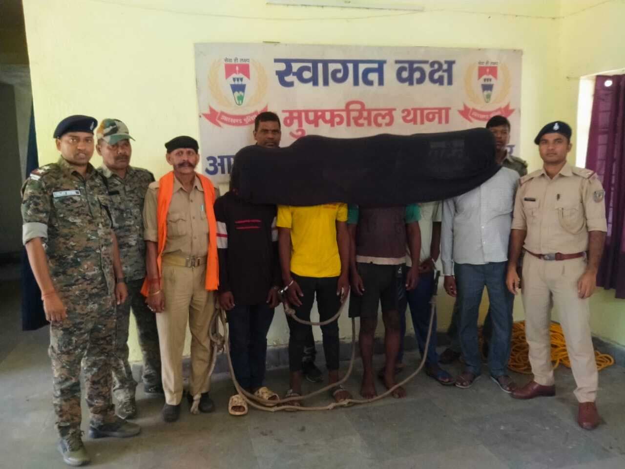 पपरवाटांड़ में हुई चोरी के मामले में सात गिरफ्तार, कई सामग्री बरामद