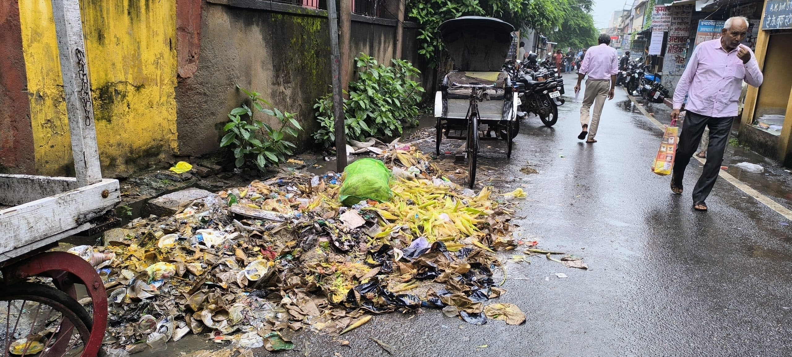 शहर में पसरी गंदगी, कचरे से गुजरना लोगों की विवशता