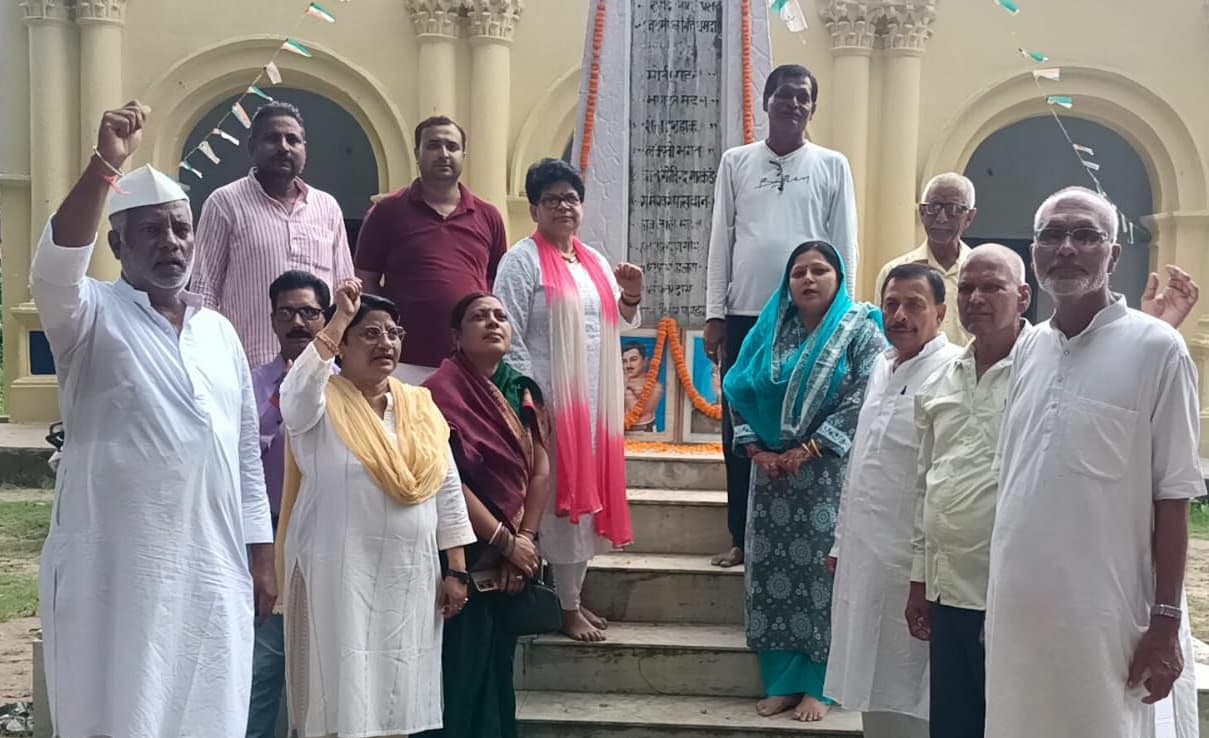 शहीद स्मारक पर शहीदों को दी गयी भावभीनी श्रद्धांजलि, किया नमन