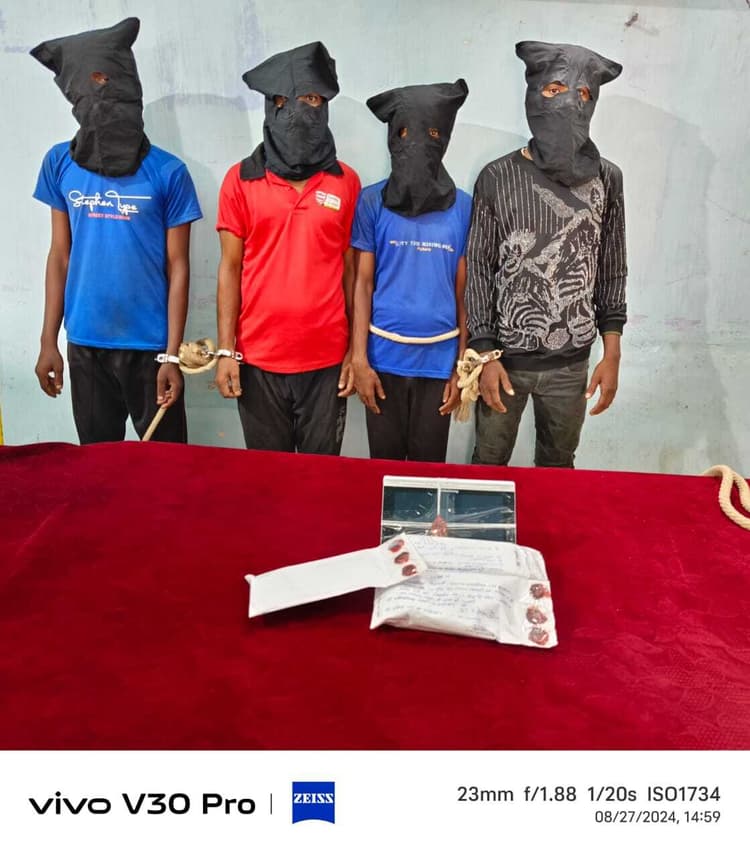 चोरी की बाइक व मोबाइल के साथ चार युवकों को पुलिस ने दबोचा