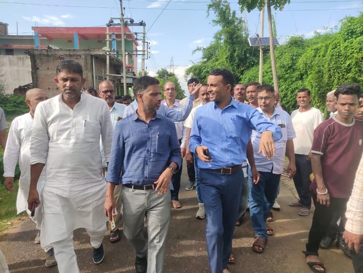 प्रखंड सह अंचल कार्यालय भवन निर्माण को लेकर निदेशक ने किया स्थल का निरीक्षण, दिये निर्देश