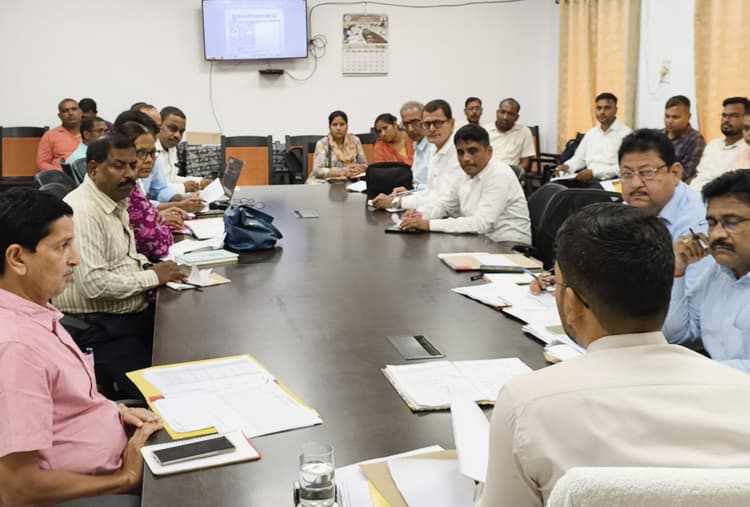 समय से पूर्व विद्यालय छोड़ने वाले शिक्षकों की सूची सौंपे: डीएम